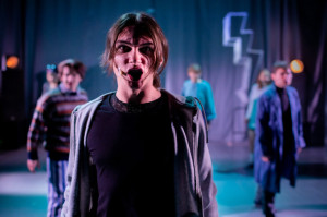 Piotr Kubic / mat. teatru Zdjęcie Stwór tańczy i śpiewa